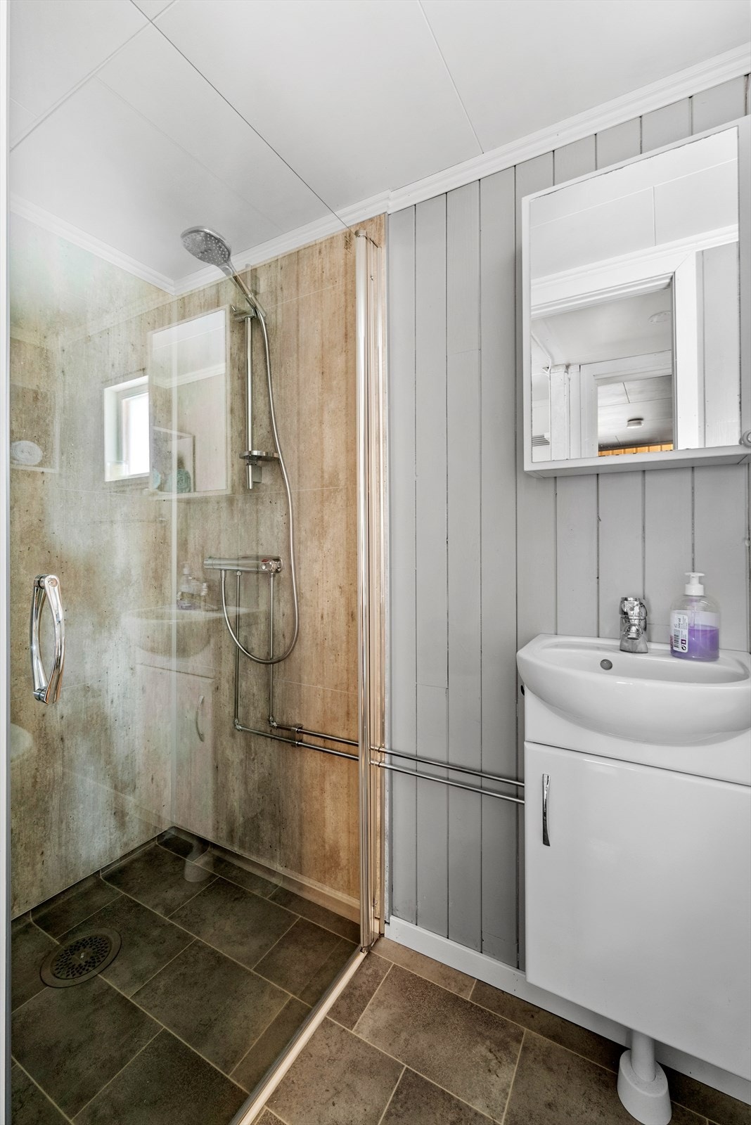 Det er to bad i hytta, ett i kjelleren og ett på hovedplanet. Galleribilde