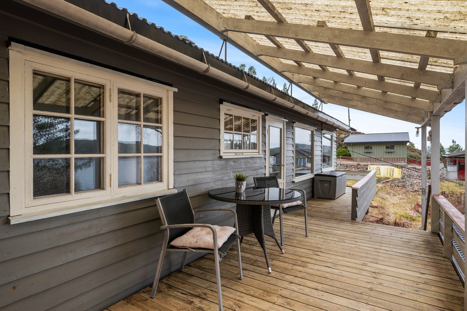 Fra spisestuen har man utgang til en delvis takoverbygd terrasse, som gir deg ly på dager med ruskete vær! Galleribilde