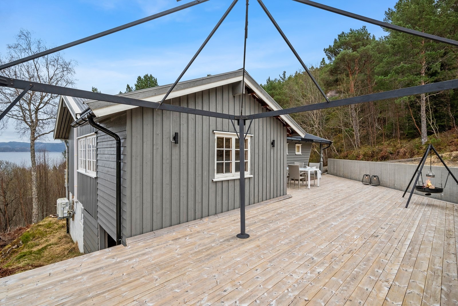 Vendt mot sørvest har hytta en stor markterrasse med ulike soner for familien. Galleribilde