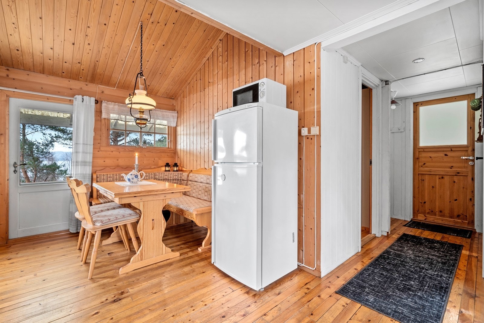 En lagringshems gir ekstra oppbevaring over kjøkkenet. Galleribilde