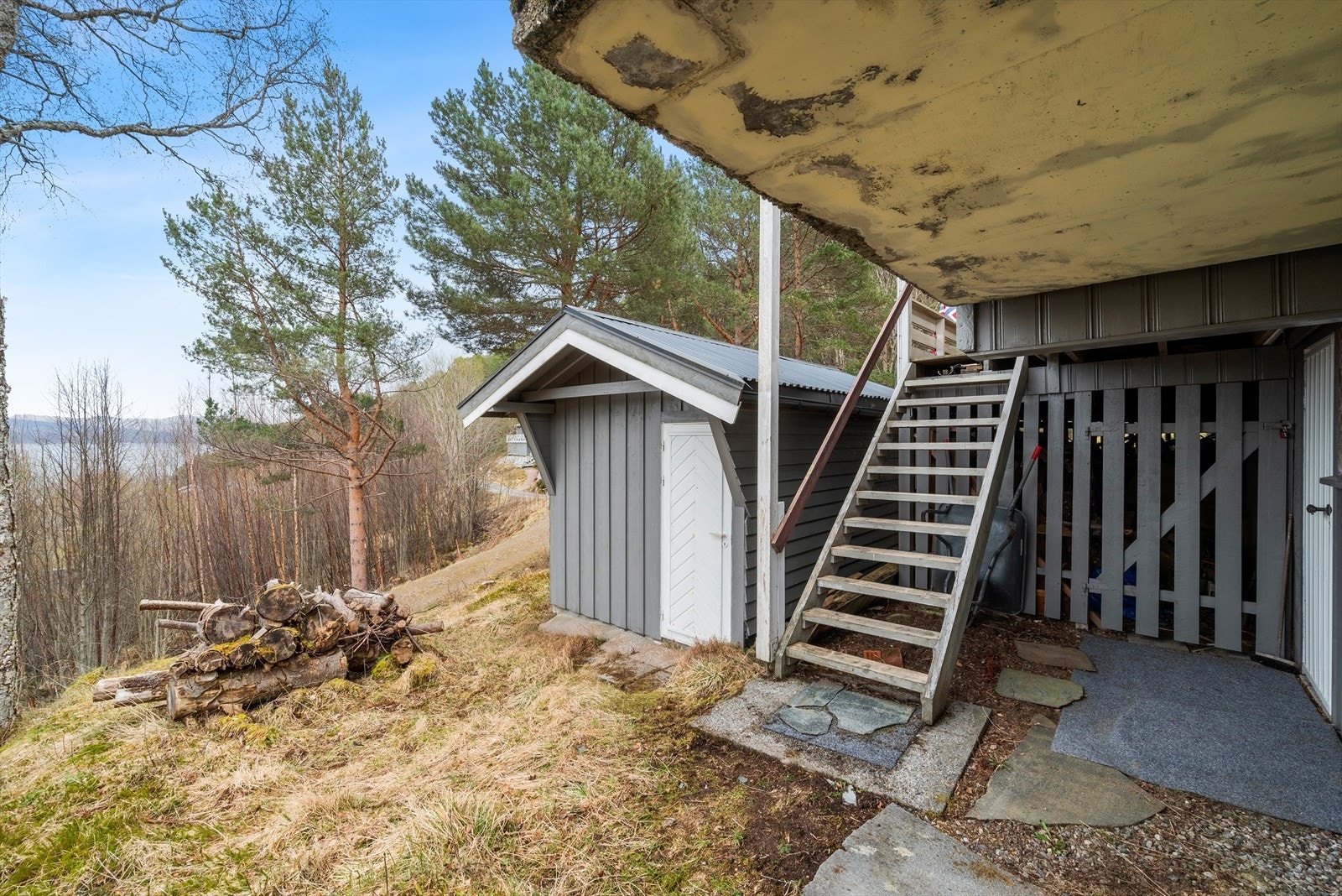 Kjelleretasjen har utvendig adkomst til soverom med eget bad og egen inngang til sportsbod. Galleribilde