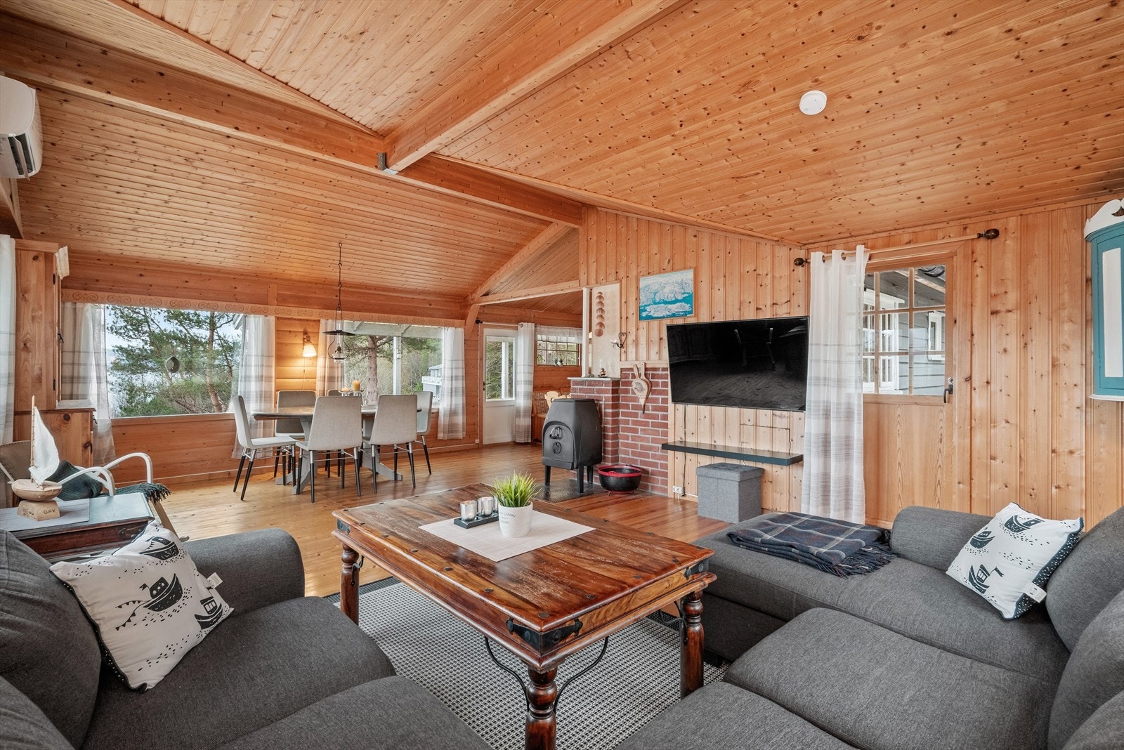 Sammen med kjøkkenet utgjør stuen et åpent allrom, med klart avdelte soner og god møbleringsfrihet. Galleribilde