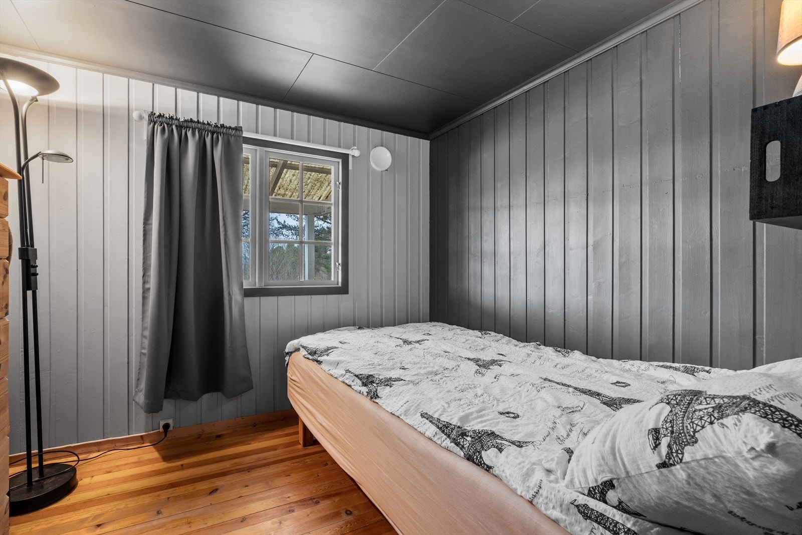 Hytta har to soverom, ett i første etasje og ett med eget bad i kjelleren. Galleribilde