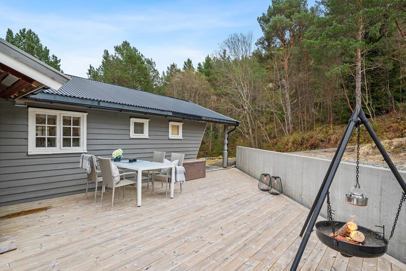 Totalt er det hele 90 kvm med terrasseflater, mot nord og sørvest. Her nytes både stille stunder og lange, sosiale kvelder i godt lag. Galleribilde