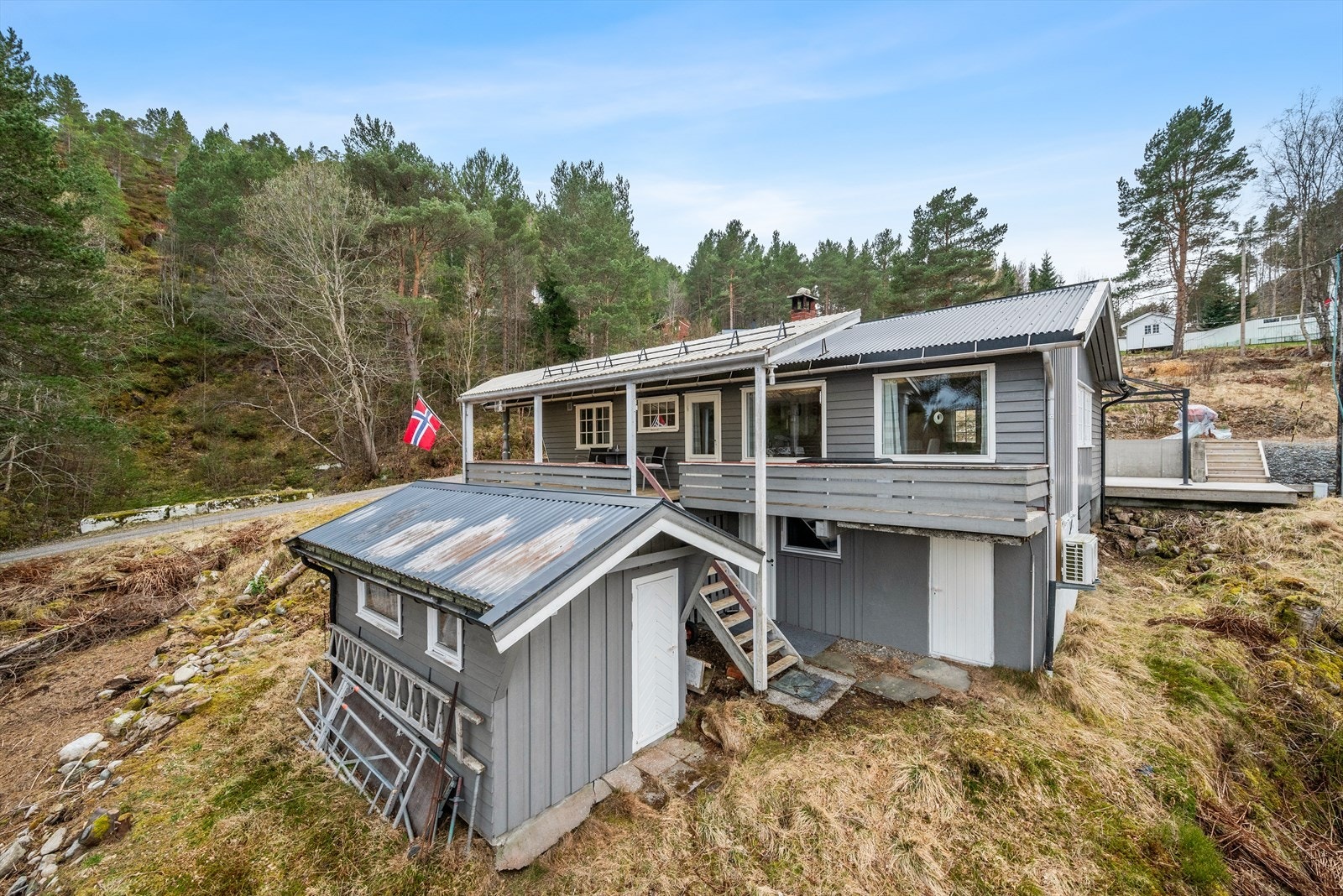 På eiendommen finner du også et eget uthus på ca. 9 kvm, som gir deg ekstra lagringsplass. Galleribilde