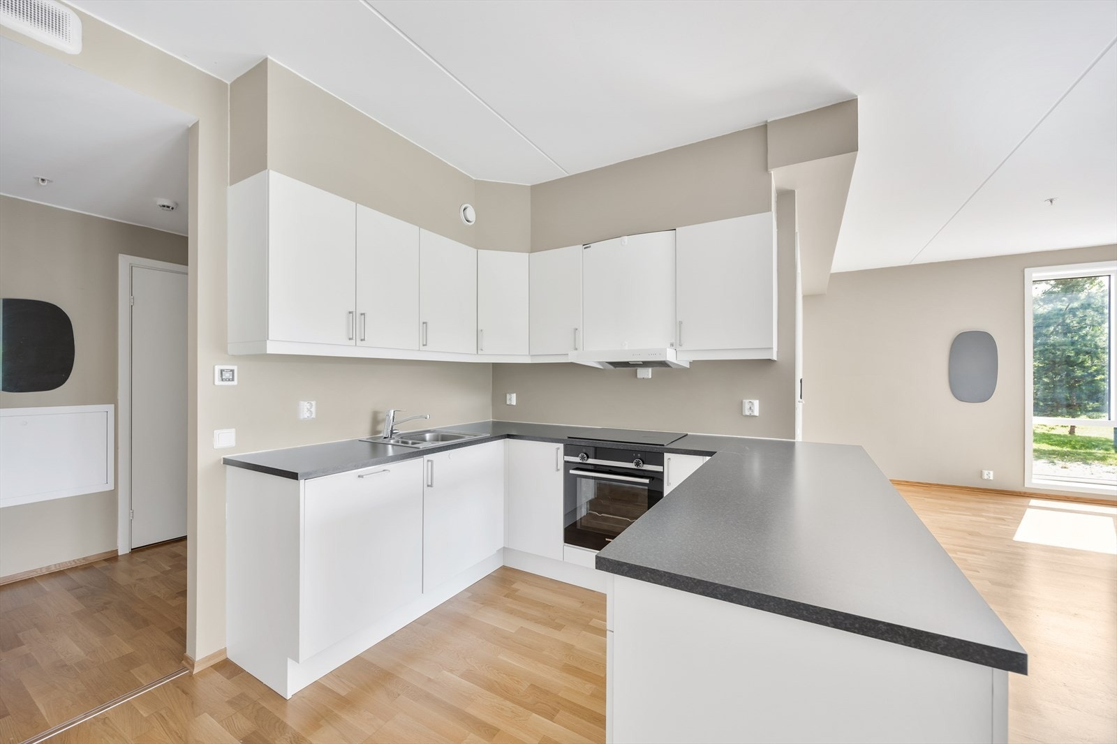 Den åpne løsningen legger fint til rette for hyggelige sammenkomster med venner og familie. Galleribilde