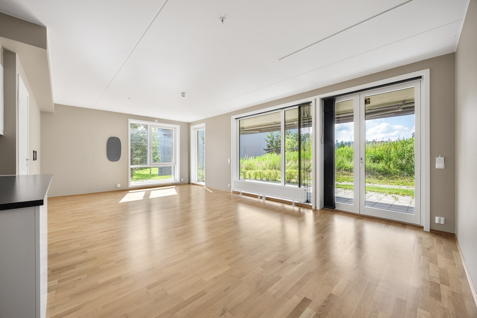 Stue og kjøkken i åpen løsning gir en luftig og sosial atmosfære. Galleribilde