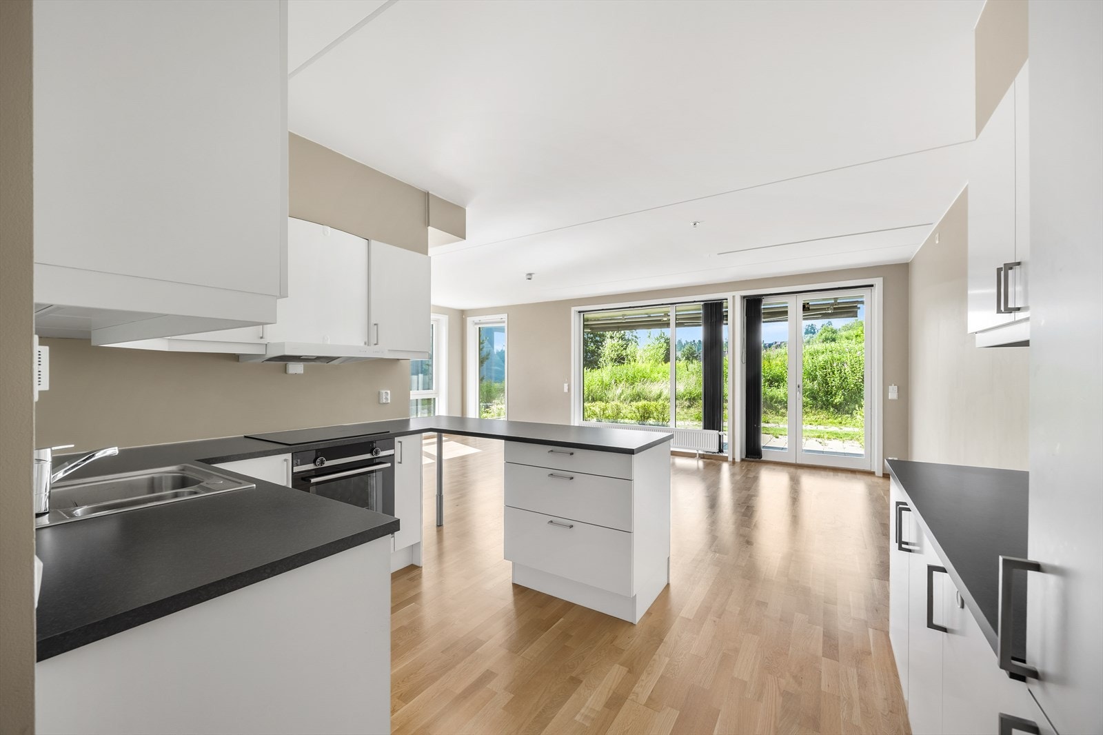 Leiligheten har store vindusflater som slipper inn rikelig med naturlig lys. Galleribilde