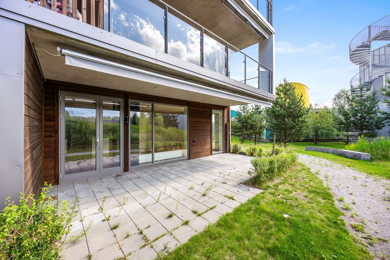 Romslig uteplass med plass til flere sittegrupper - her kan du nyte fine sommerdager. Det er montert markise på terrassen. Galleribilde