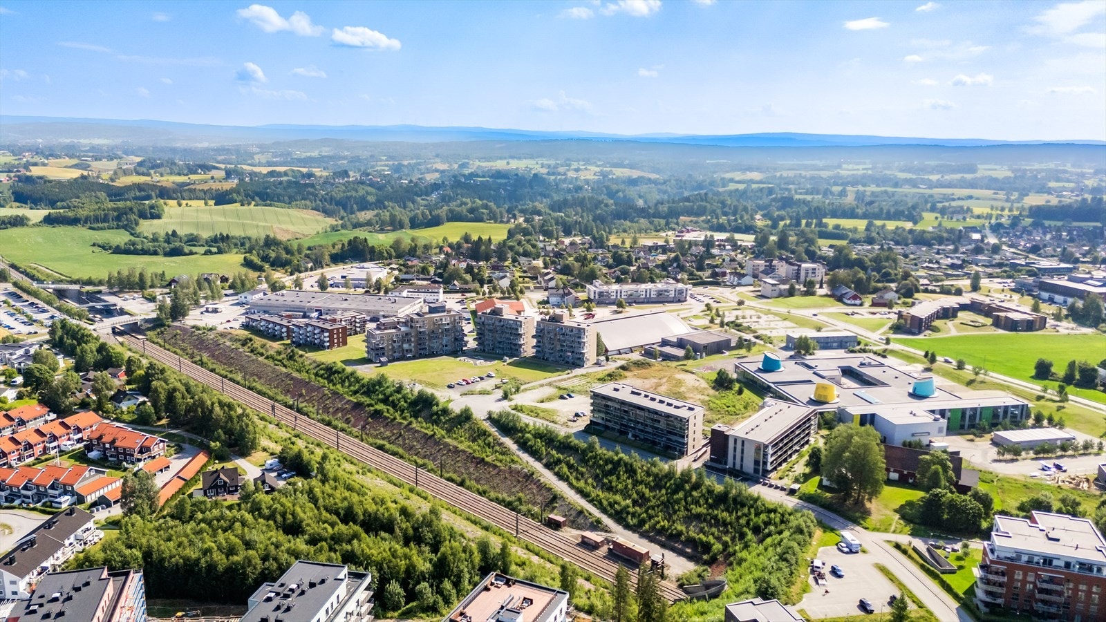 Fra leiligheten har du både enkel og kort avstand til bl.a. togstasjon, dagligvareforretning, skoler og barnehage. Galleribilde