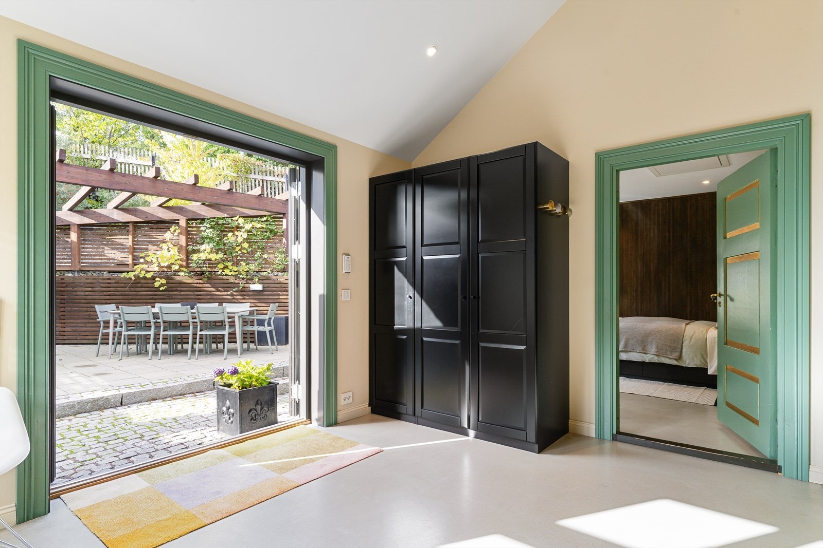 Entré har god plass til å henge fra seg yttertøy. Galleribilde