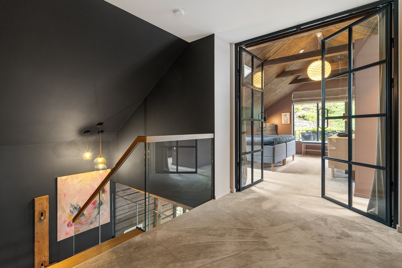 Teppe på gulv, dobbel smijernsdør i glass til hovedsoverom. Galleribilde