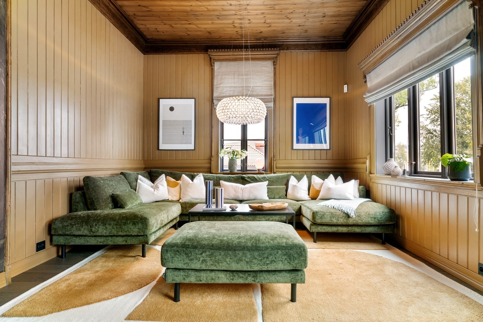 Det gjøres oppmerksom på at dette rommet fremkommer på utsalg på tegninger, men rommet er ikke navngitt i nye tegninger som er innsendt ved renovering, og det er derfor uvisst om dette rommet er godkjent som stue. Galleribilde