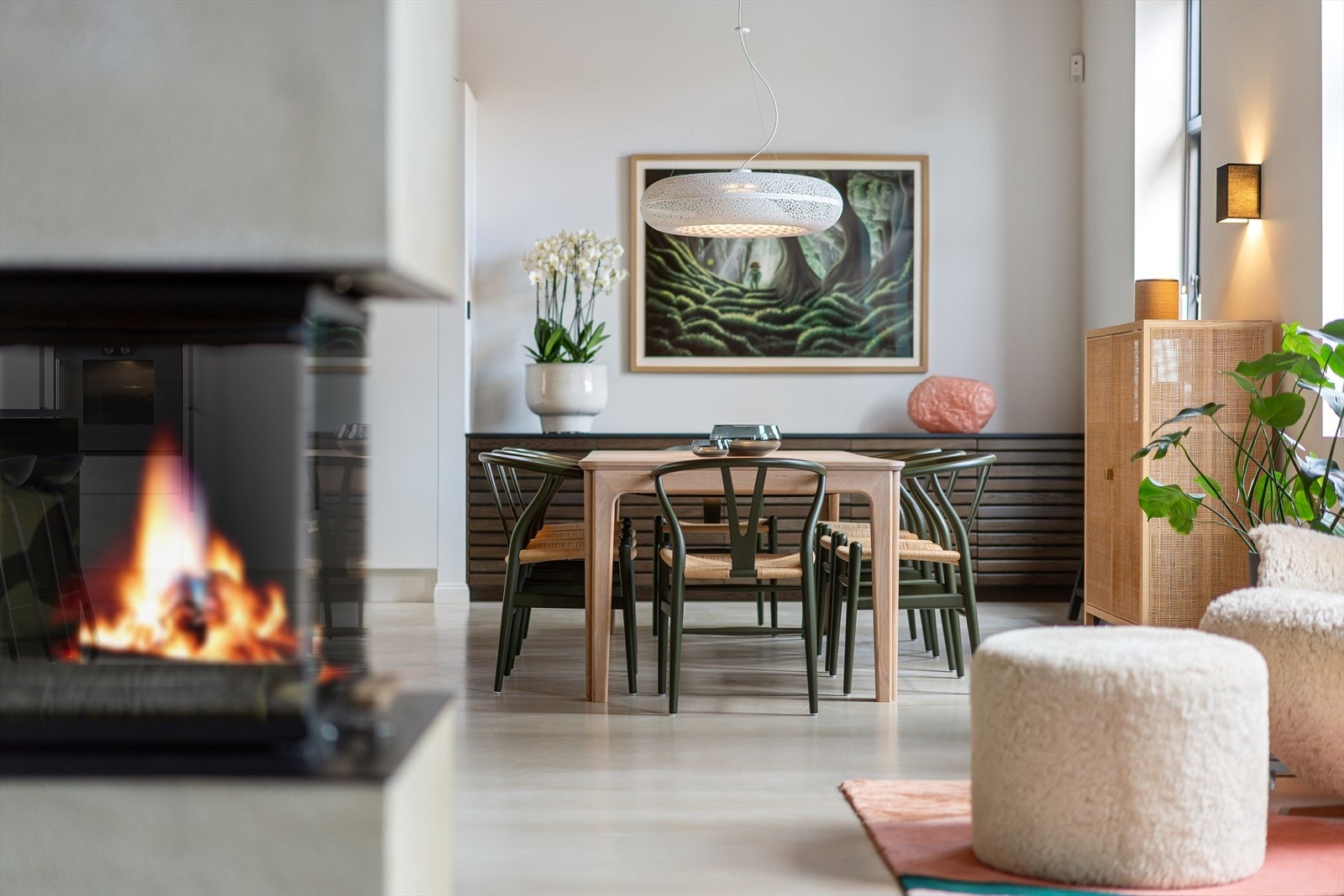 Flott peis hvor man har innsyn til flammene fra flere sider av rommet Galleribilde