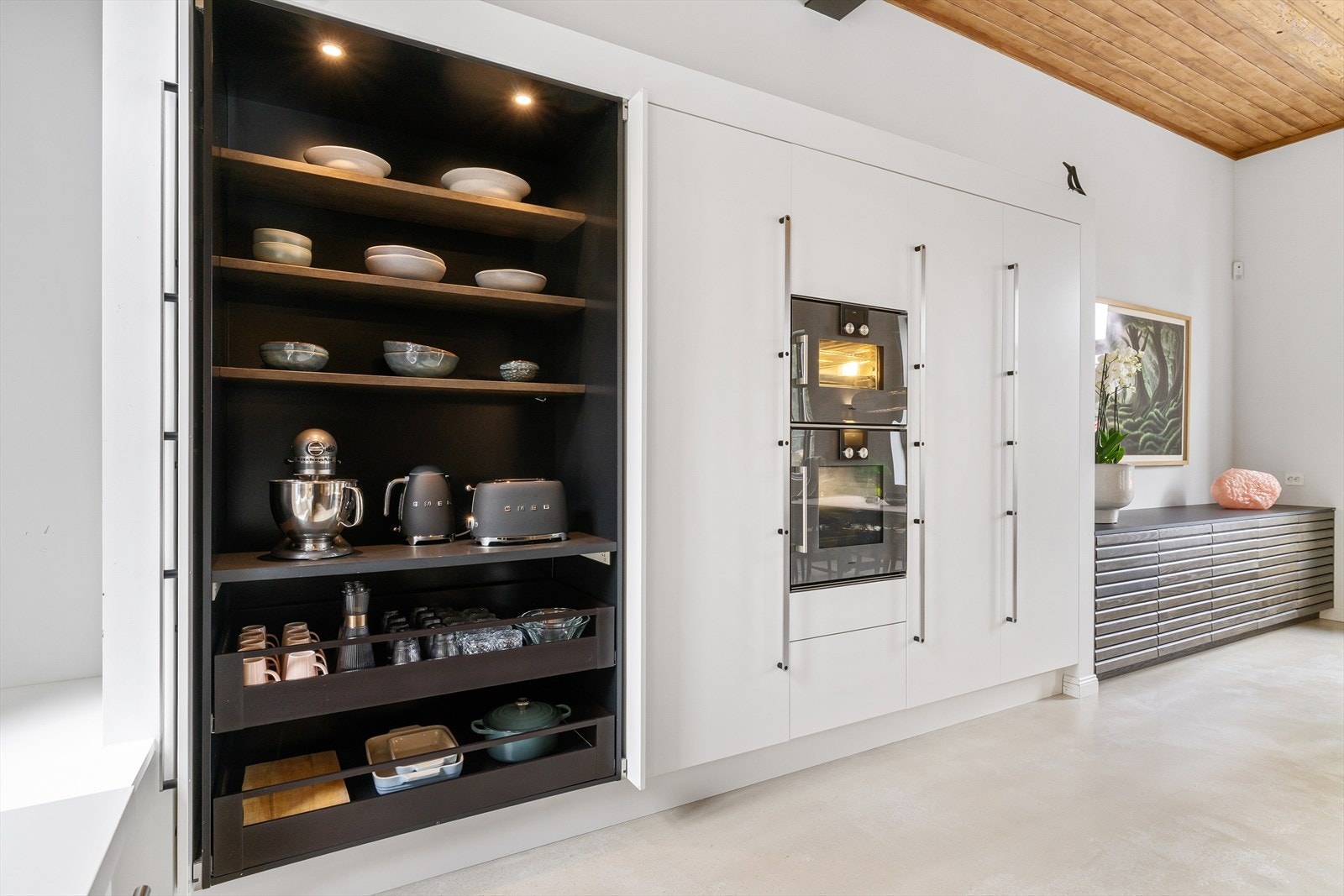 I kjøkkenskapene er det god plass til oppbevaring, slik at man kan holde kjøkkenbenken ryddig til enhver tid. Galleribilde