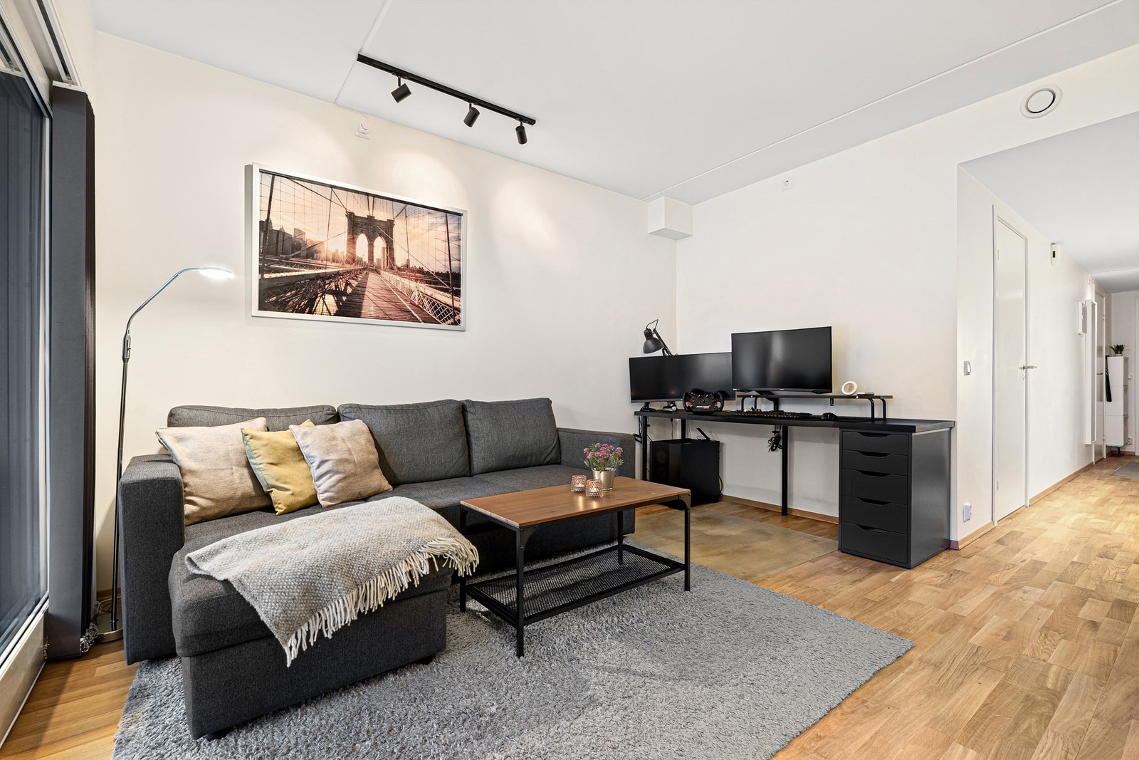 Stuen er lett å møblere med de flere sonene i rommet. Galleribilde