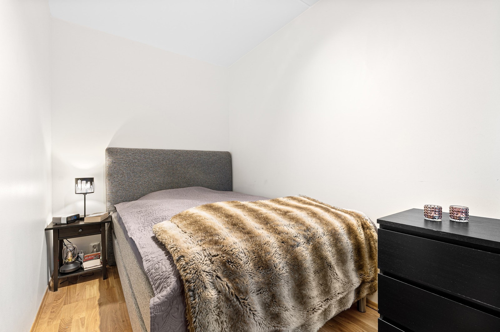 Soverommet måler 7,5 kvm og har god plass til seng, nattbord og garderobeløsning. Galleribilde