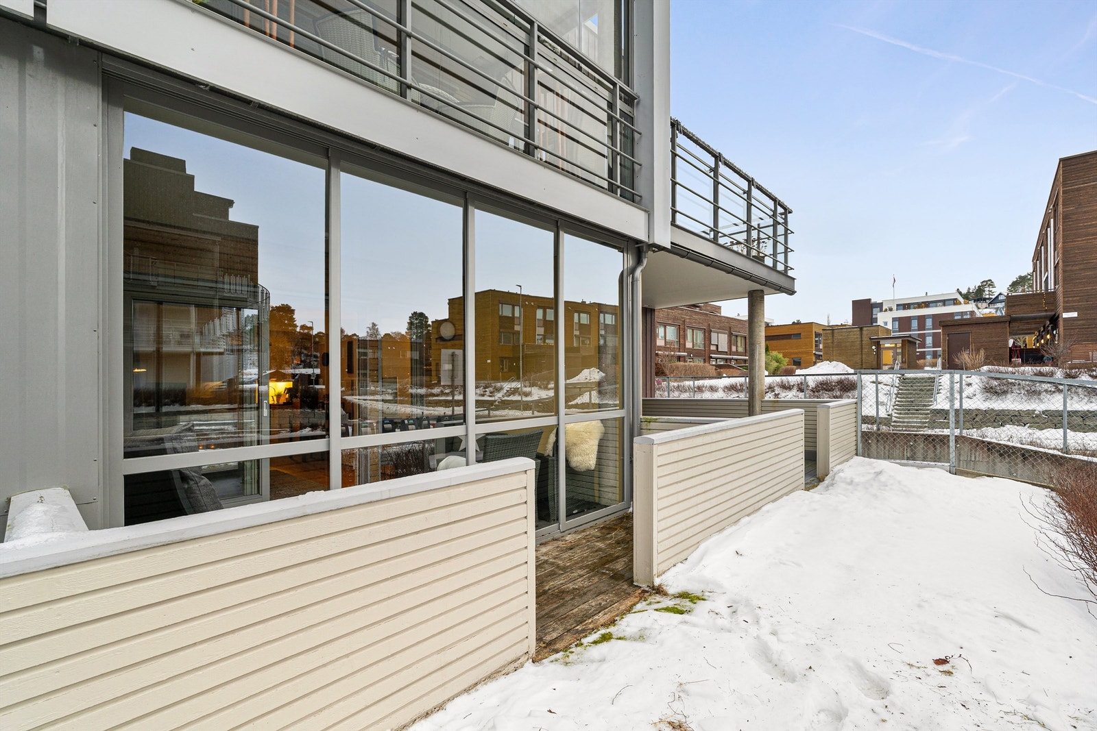 Fra stuen har man direkte utgang til en delvis innglasset terrasse med god plass til ønsket utemøblement og grill. Selger opplyser om solgang fra ca. kl. 15:00 - 19:00/20:00 på sommerstid. Foto: Krokstad-Nervik (Ekaterina Krokstad) Galleribilde