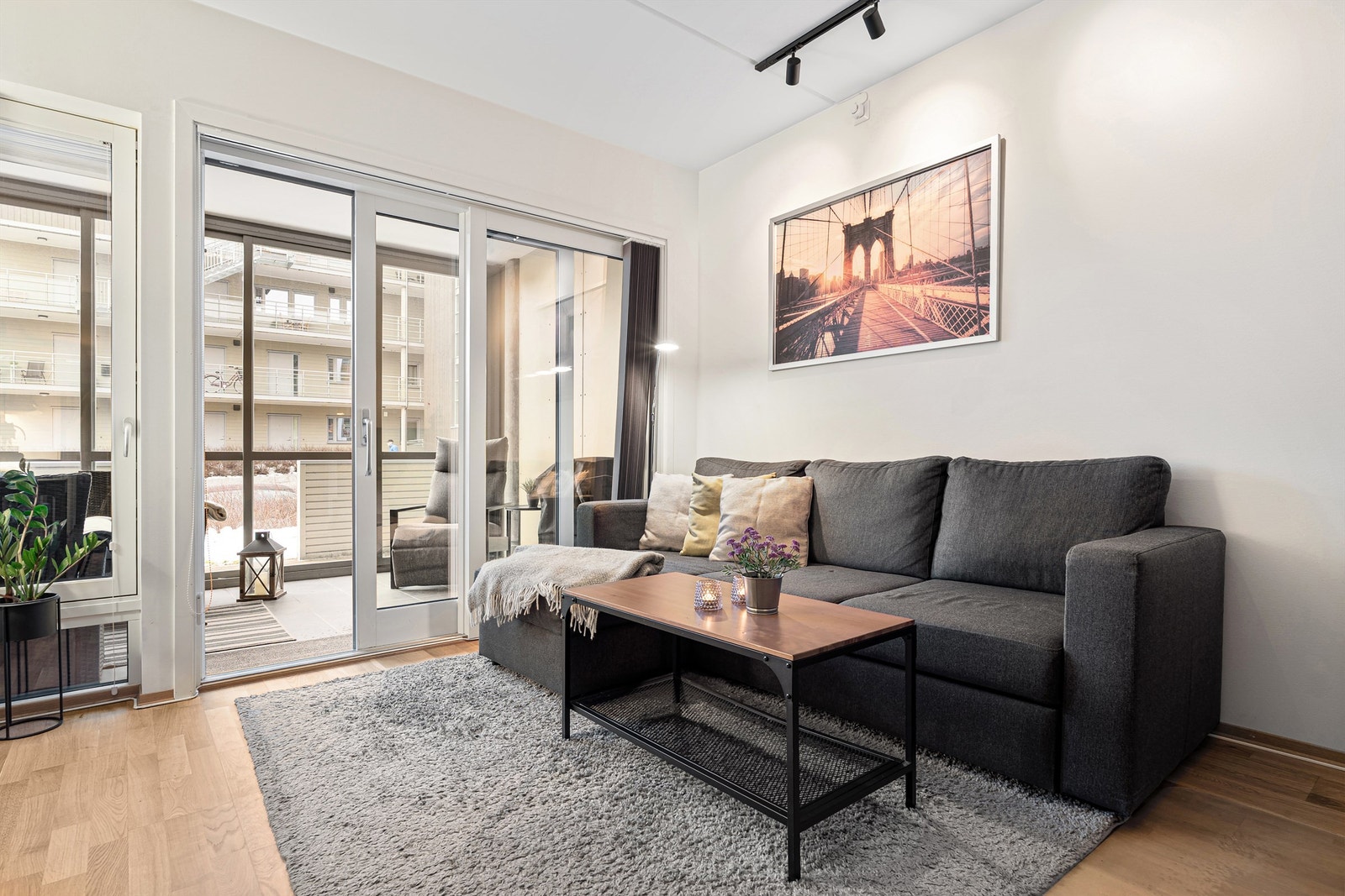 Stuearealet måler 15 kvm og har god plass til sofagruppe med tilhørende TV-møblement og spisegruppe. Galleribilde