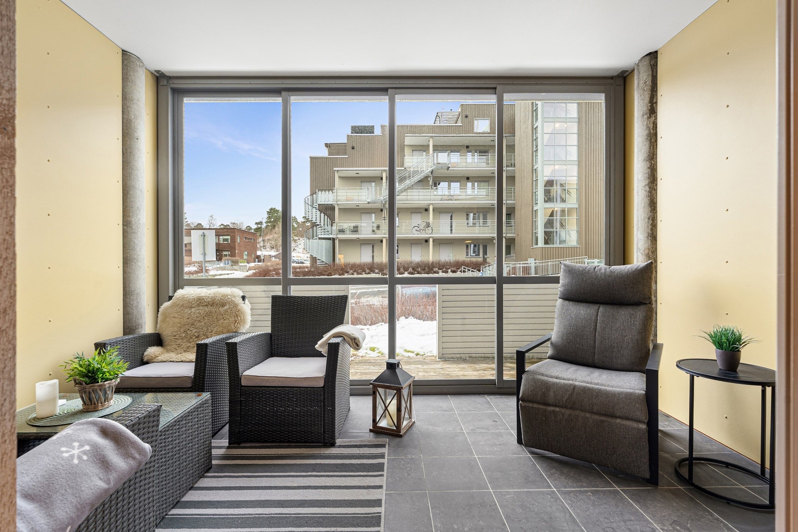 Terrassen vil på sommerstid oppleves som en fin forlengelse av stuen og har enkel tilkomst til sameiets felles hage. Galleribilde