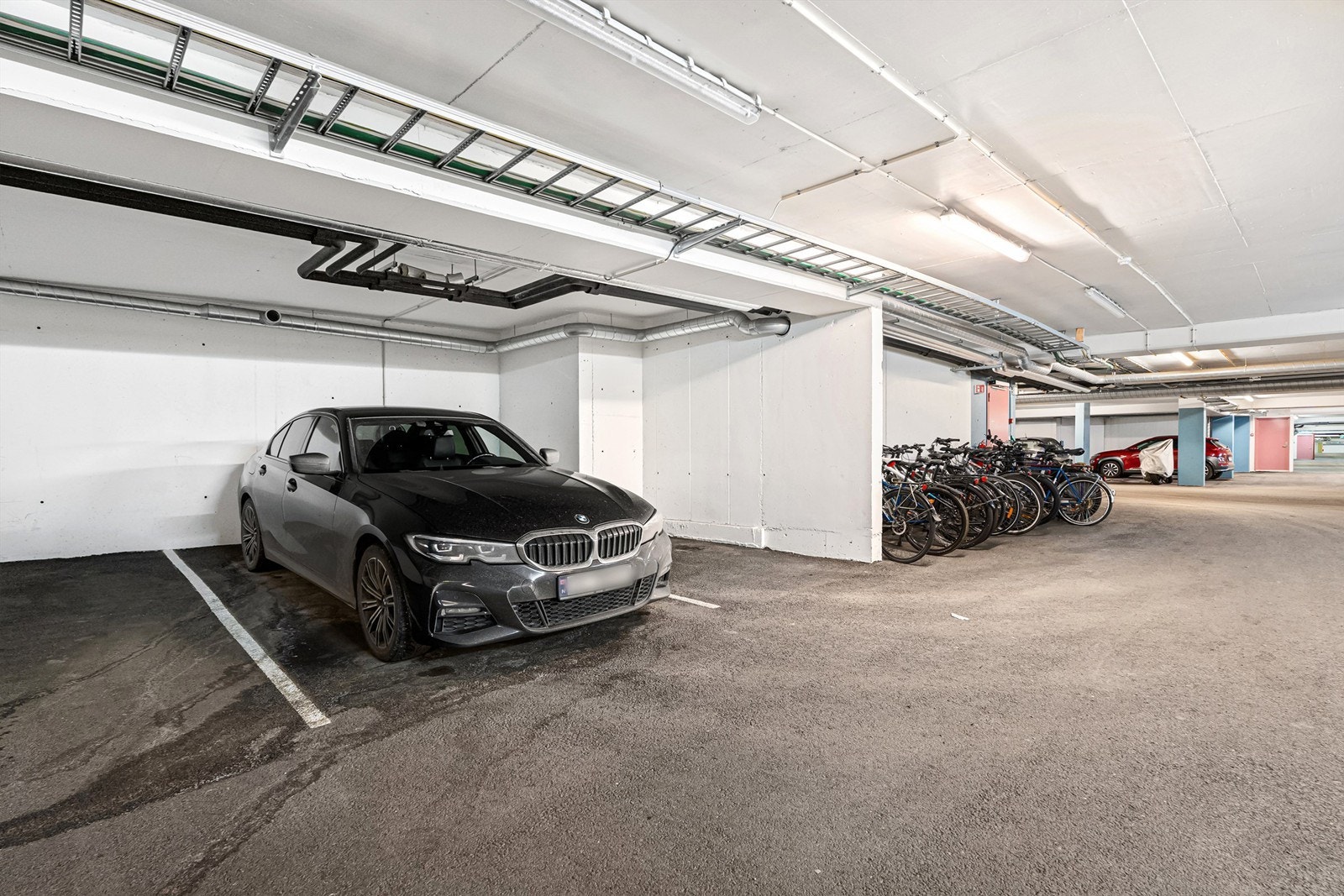 Med leiligheten følger parkeringsplass med elbillader og bod på 5 kvm i felles parkeringskjeller. Galleribilde