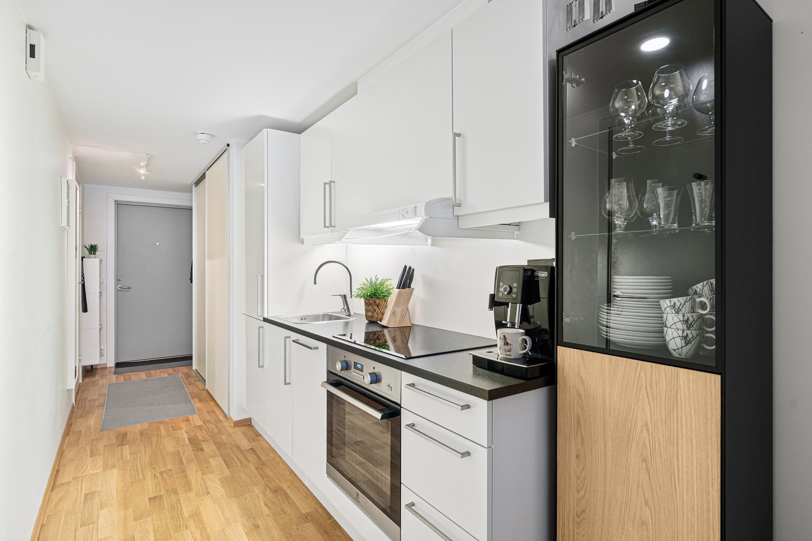 Kjøkkenet er videre innredet med integrert komfyr, kjøl/fryseskap og oppvaskmaskin. Galleribilde