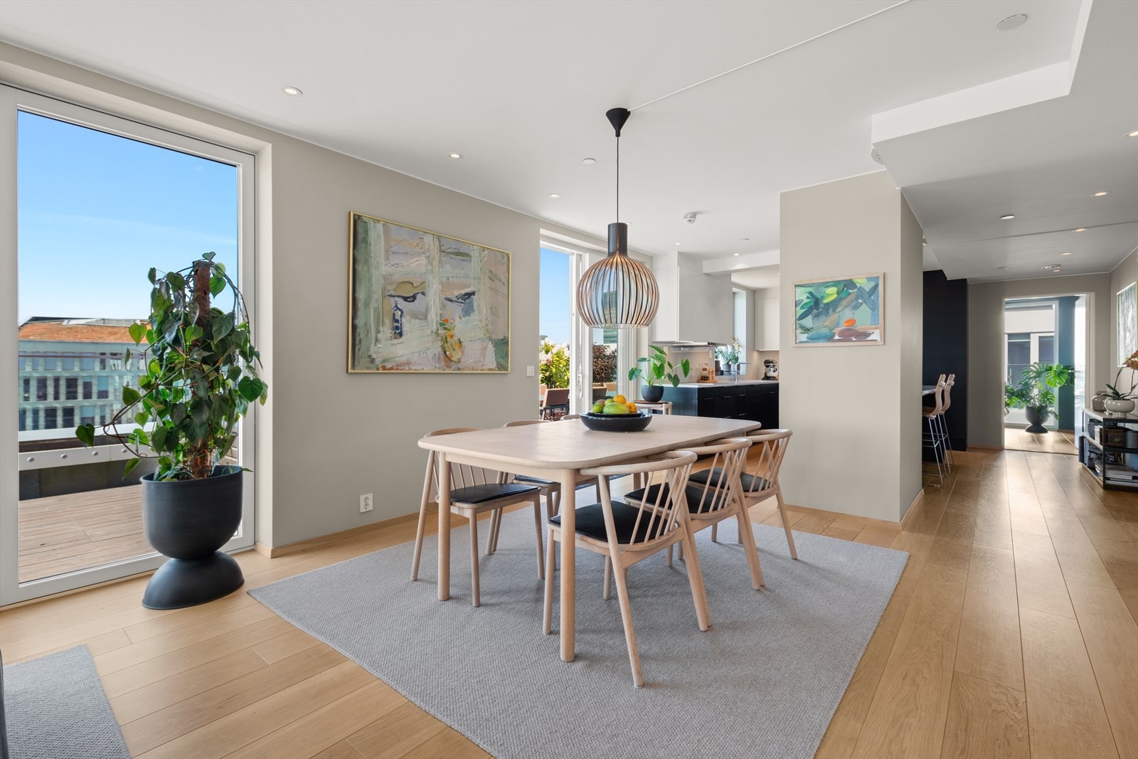 Det er en moderne og varm beigfarge på veggen, sammen med eikeparkett og vannbåren gulvvarme som skaper en harmonisk atmosfære. Galleribilde