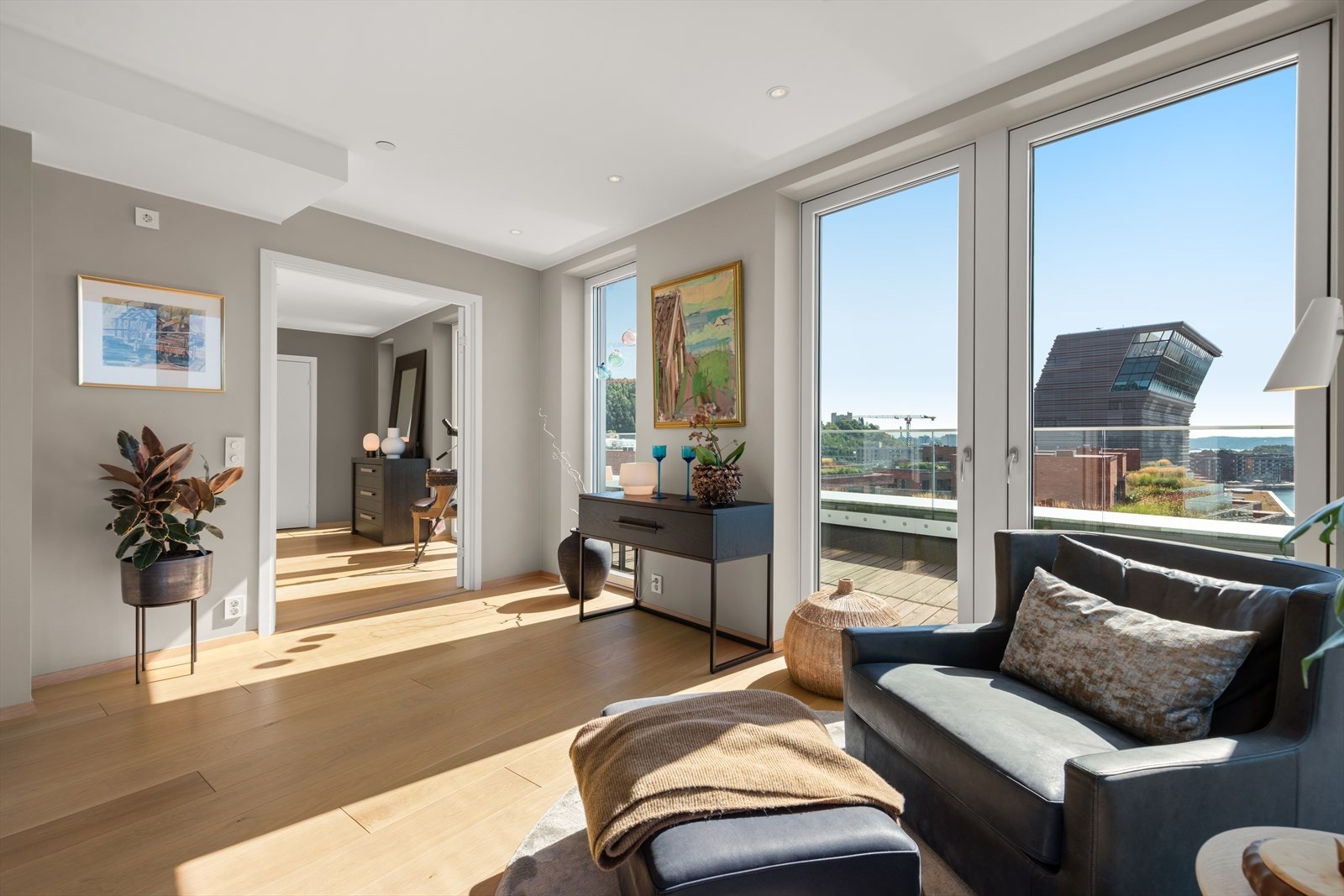 Boligen byr på en gjennomtenkt og luftig planløsning med rikelig med lysinnslipp fra flere himmelretninger. Galleribilde