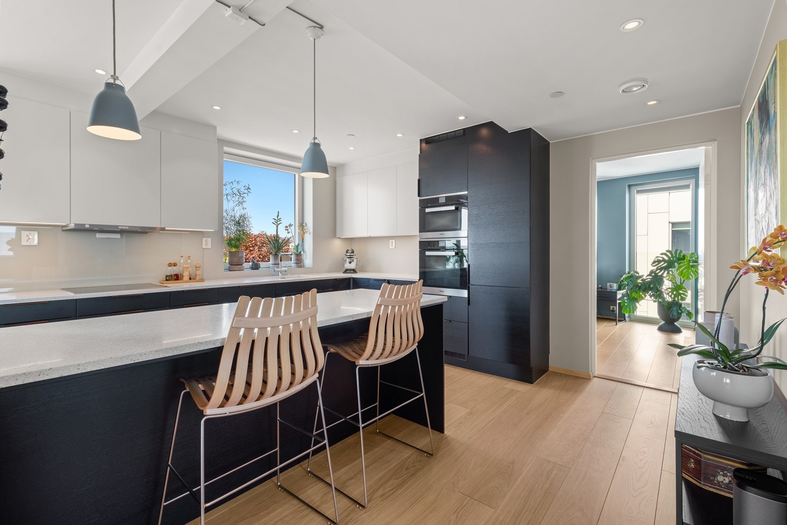 Kjøkkenet fra HTH kombinerer funksjonalitet og eleganse med slett hvite og sortbeisede fronter. Galleribilde