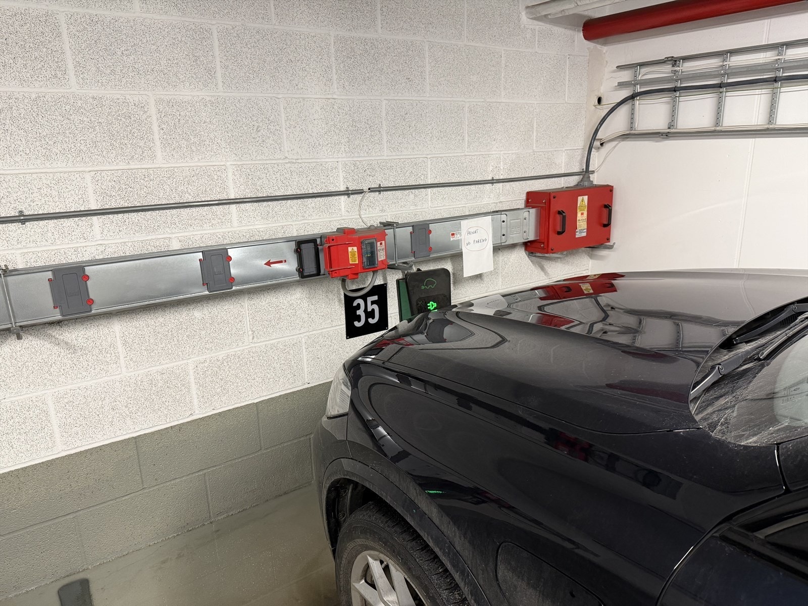 2 garasjeplasser med ladestasjon følger Galleribilde