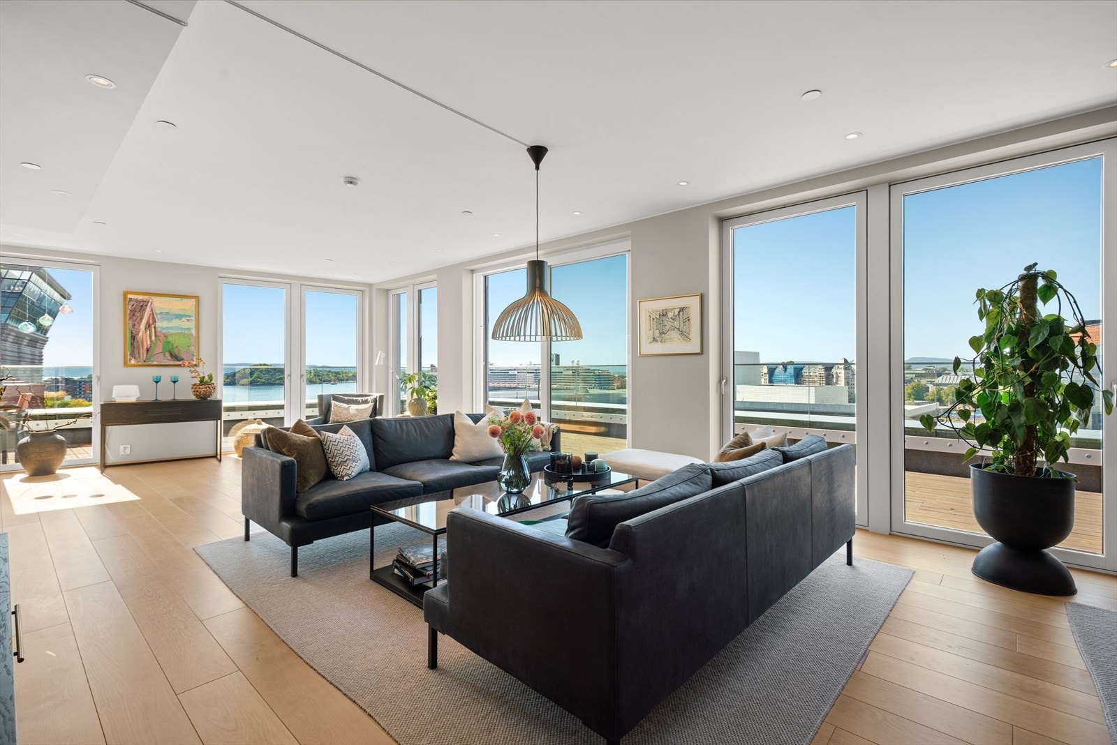 Store vindusflater fra gulv til tak langs hele rekken slipper inn et fantastisk lys, samtidig som de rammer inn en spektakulær utsikt. Galleribilde