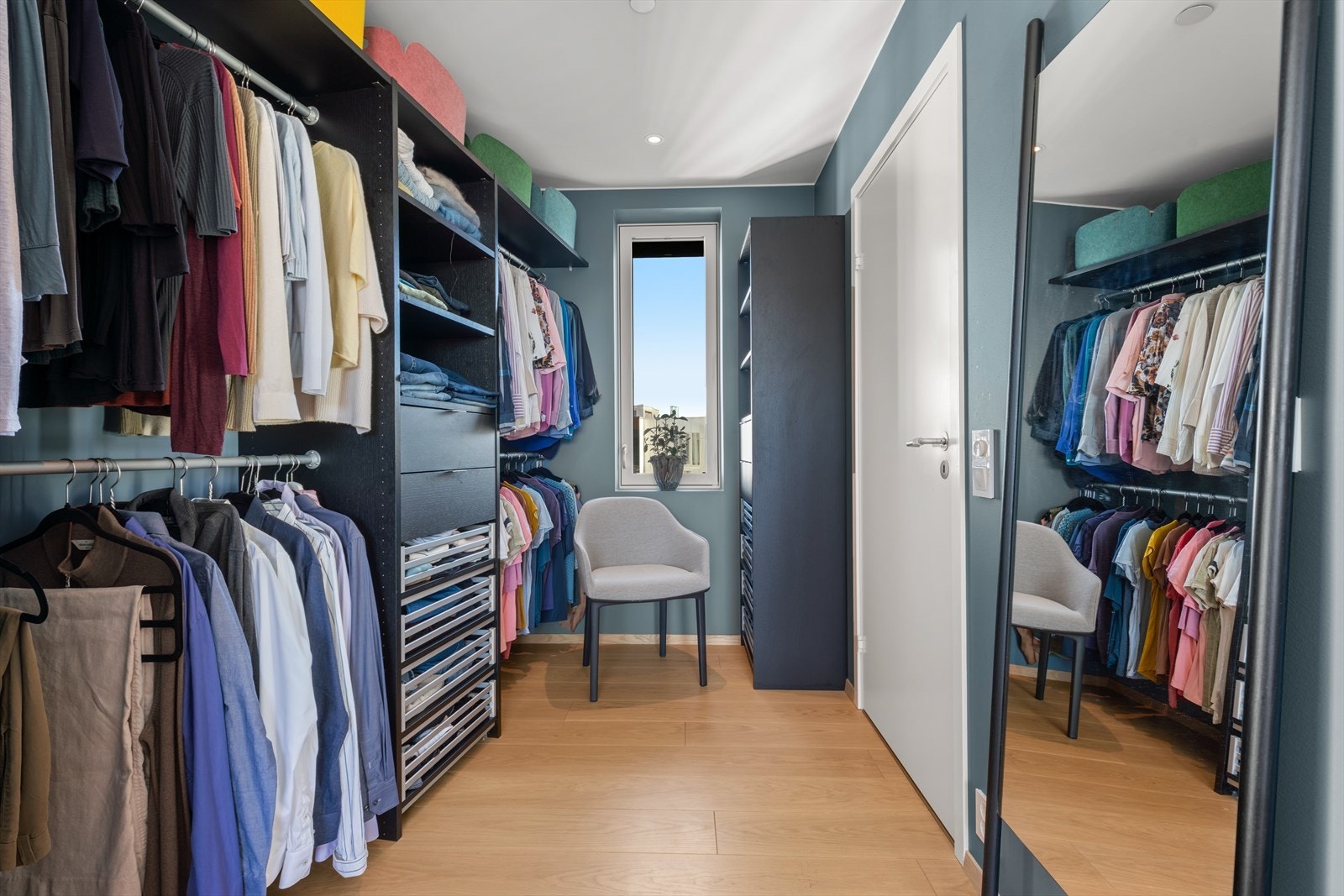 Praktisk walk-in closet med smarte hyller og skap fra gulv til tak - maksimal oppbevaring og stilren orden i hverdagen. Galleribilde