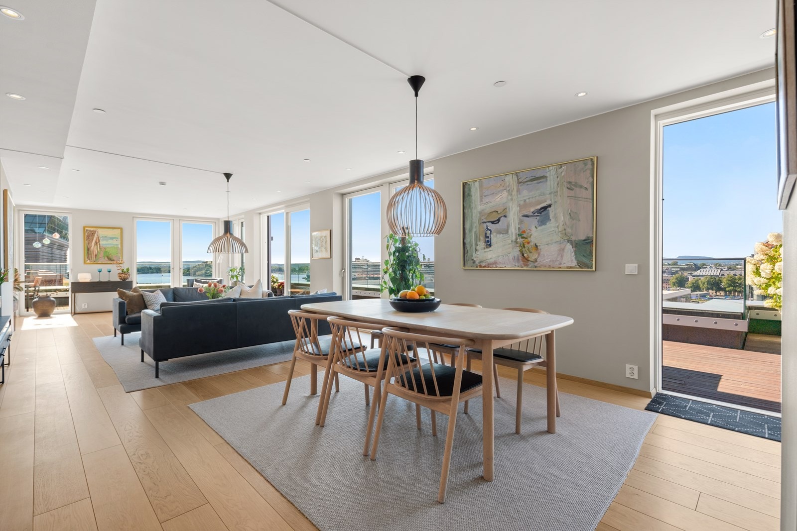 Stuen gir rom for flere soner - en koselig lesegruppe, sofagruppe og spiseplass. Galleribilde