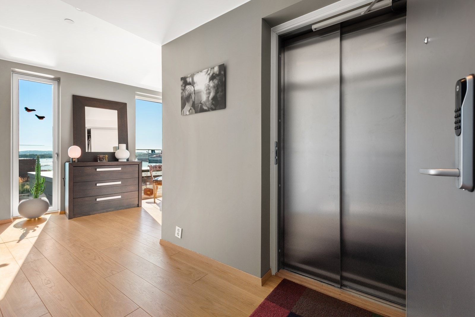 Du kan ta heisen direkte opp til boligen, eller benytte felles trappeoppgang. Galleribilde