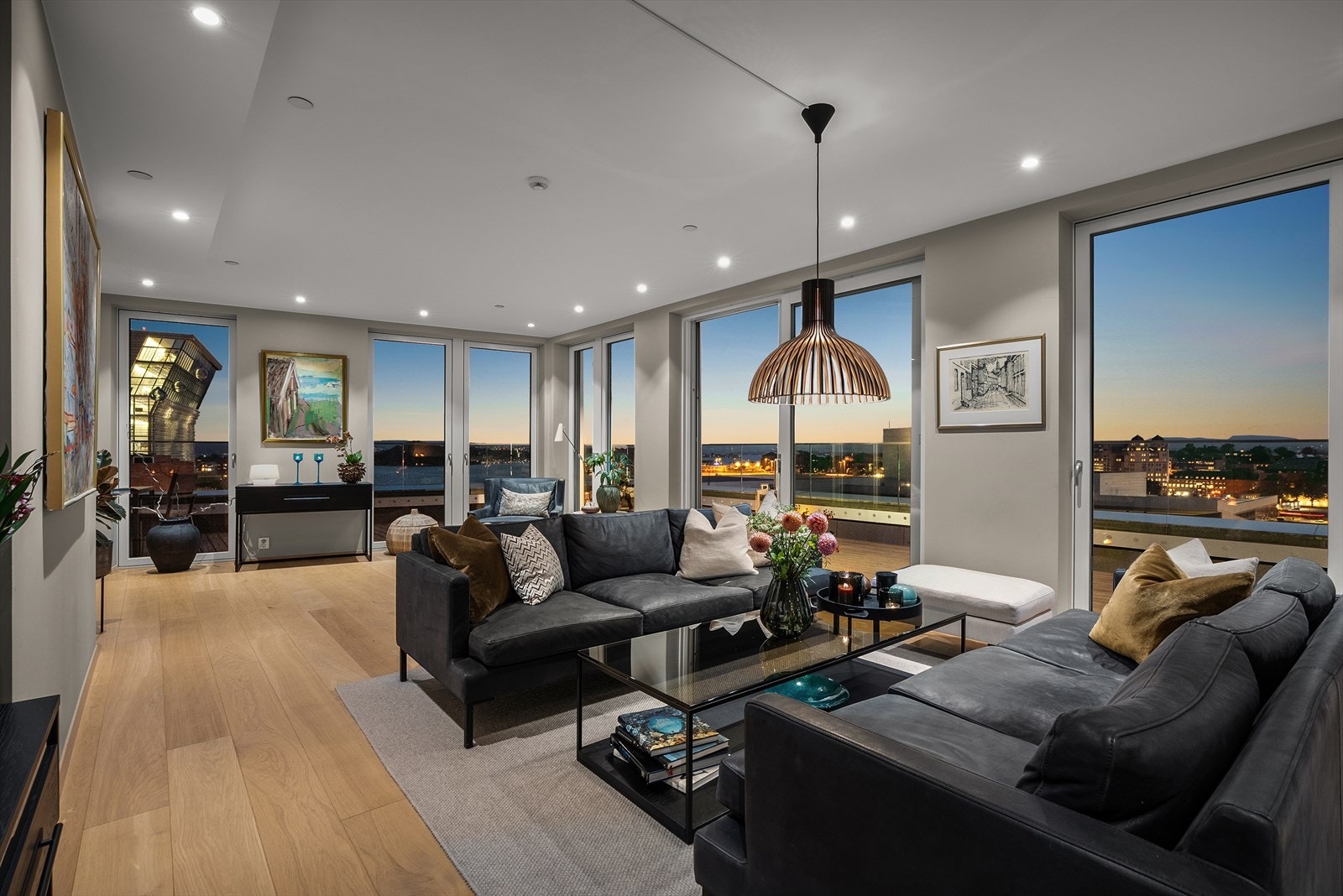 Kveldsstemningen i boligen er ubeskrivelig, med byens glitrende lys i bakgrunnen. Galleribilde