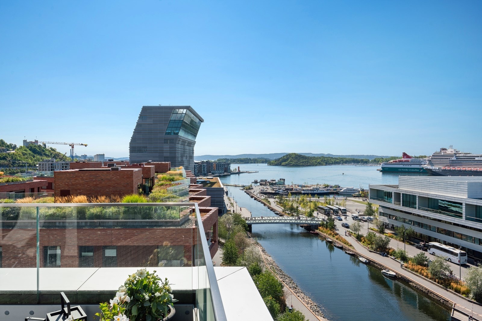 Utsikten og solforholdene er helt eksepsjonelle - en perfekt arena for både avslapning og sosiale sammenkomster. Galleribilde