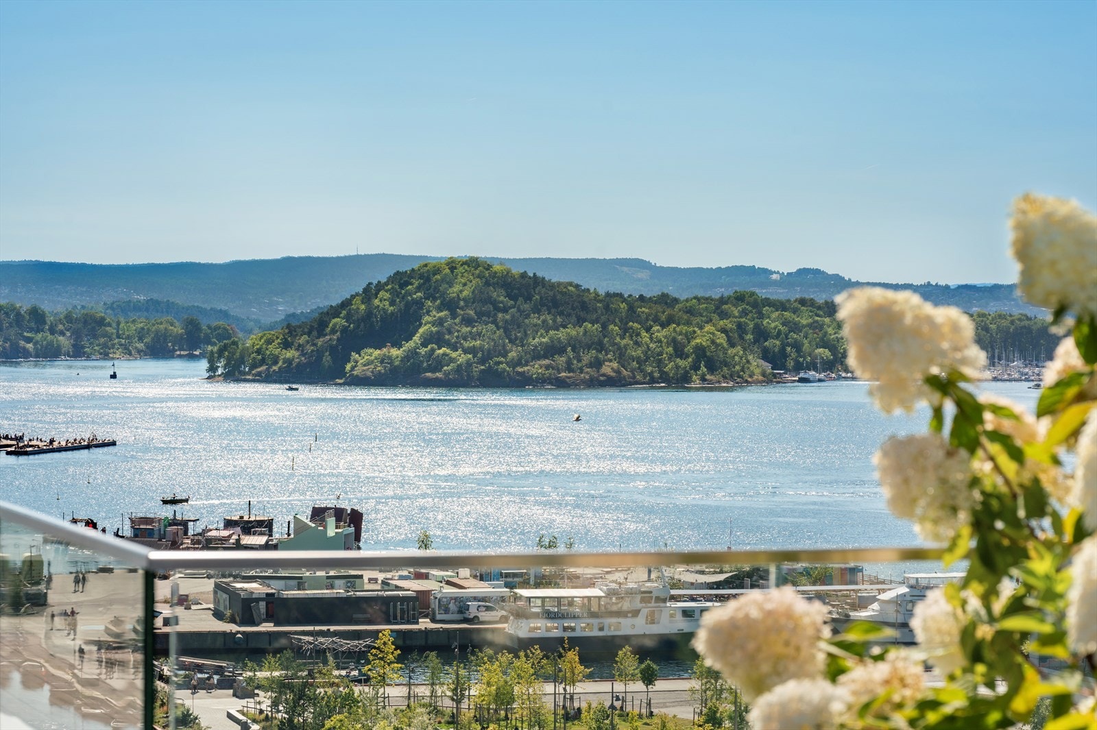 Boligen har en fantastisk utsikt mot fjorden, innseilingen og øyene fra store deler av leiligheten Galleribilde