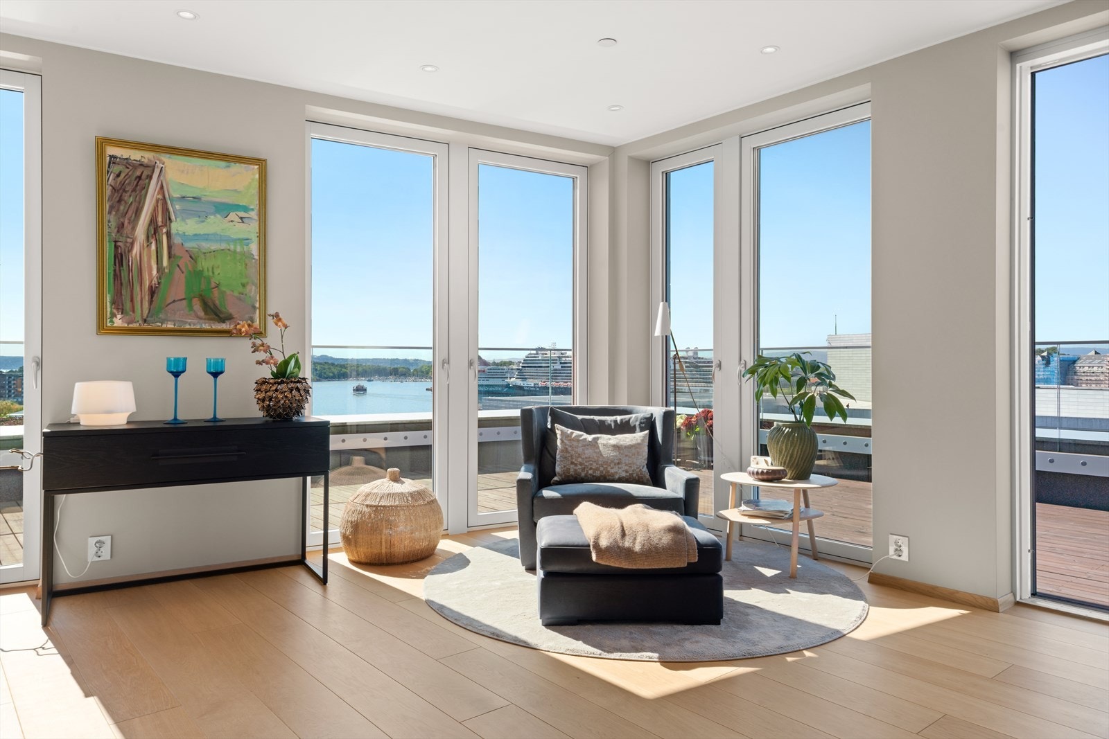 En av de aller beste leilighetene man kan sikre seg i Bjørvika. Her ligger man høyere enn tilliggende bebyggelse med uavbrutt utsikt mot fjorden Galleribilde