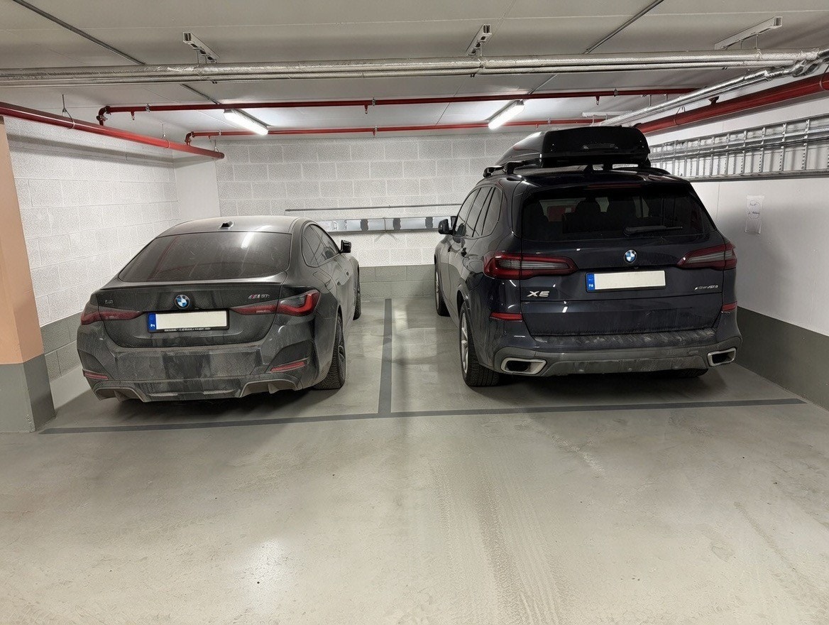 2 garasjeplasser med ladestasjon følger Galleribilde