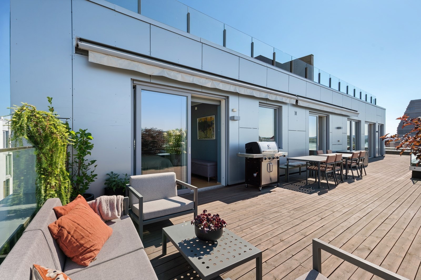 Direkte utgang til storslått takterrasse fra flere steder i leiligheten. Et fantastisk uterom som må oppleves! Galleribilde