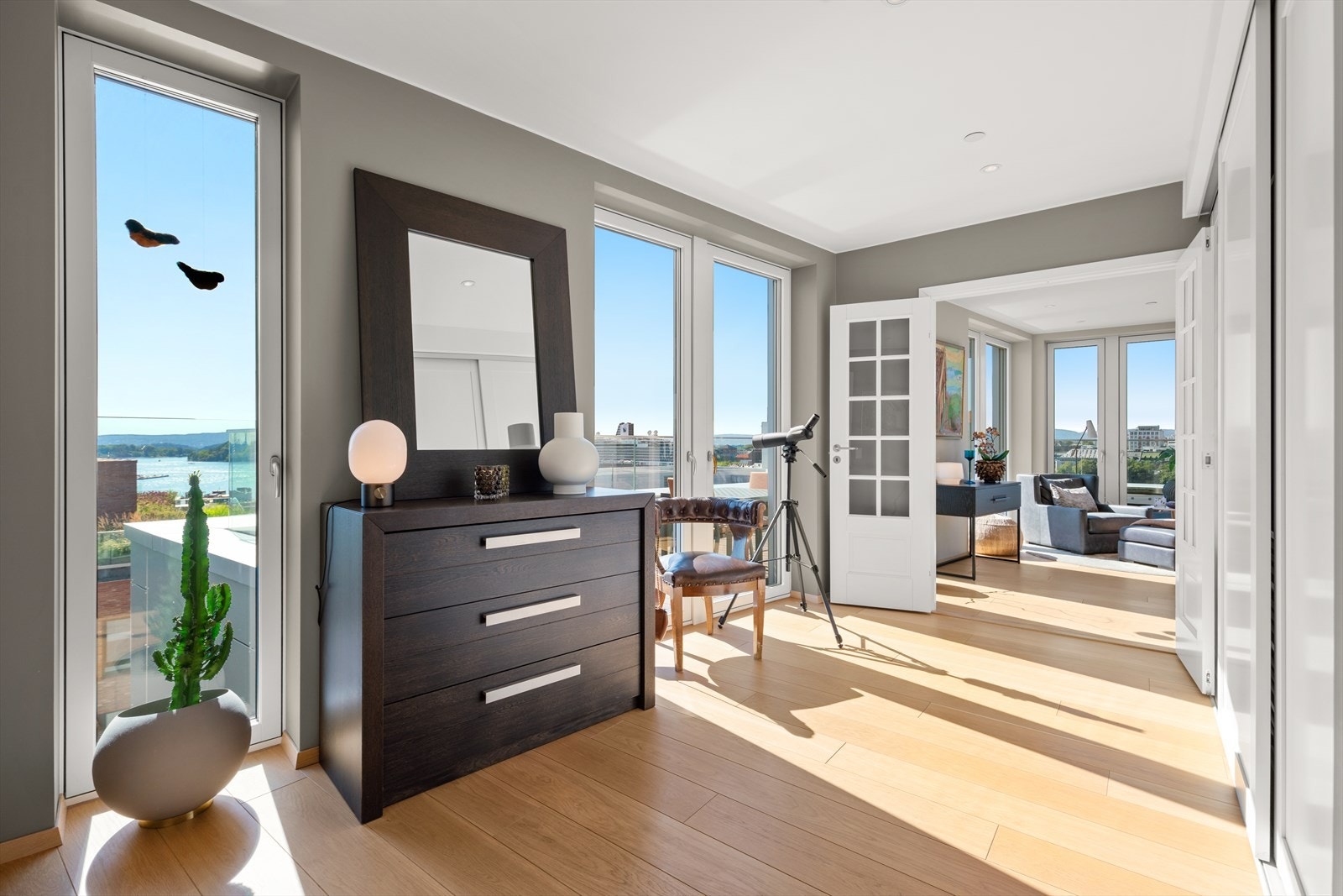 Entréen og gangen er romslig, med elegante innebygde skapløsninger som gir maksimale oppbevaringsmuligheter. Galleribilde