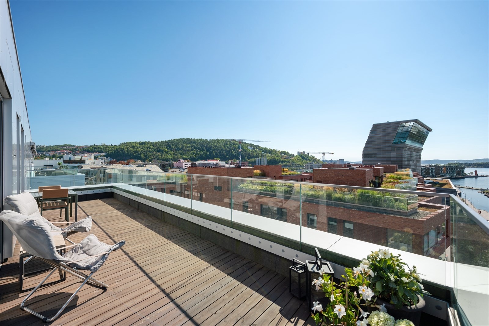 Her kan du nyte solen fra tidlig morgen - til sent på kvelden om sommeren. Galleribilde