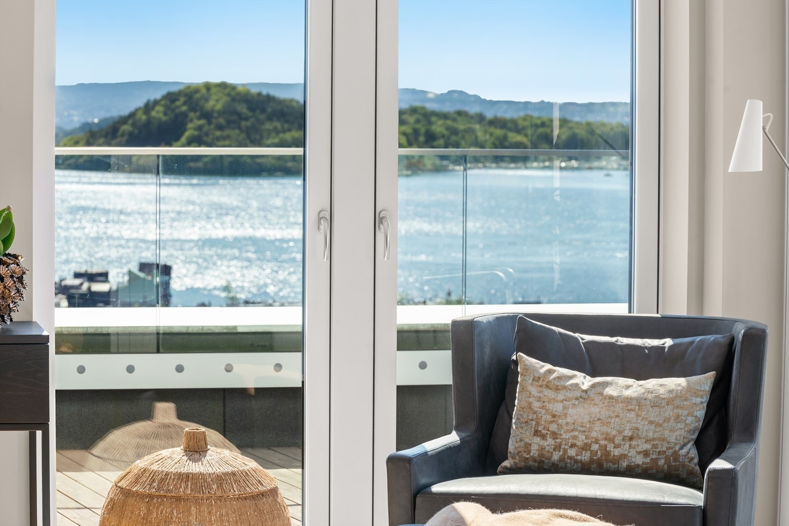 Glitrende vannspeil helt inn i stuen. Galleribilde