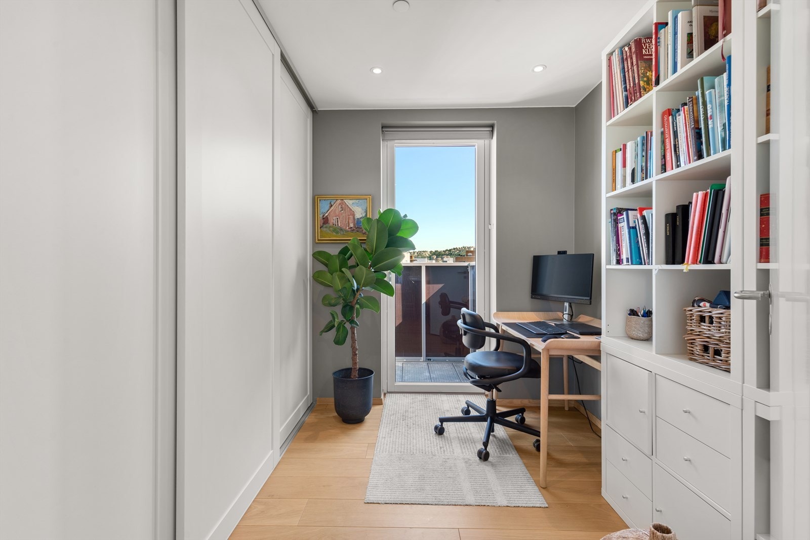 Lyst og allsidig rom med dør ut til trapp som tar deg videre til den private takterrasse. Galleribilde