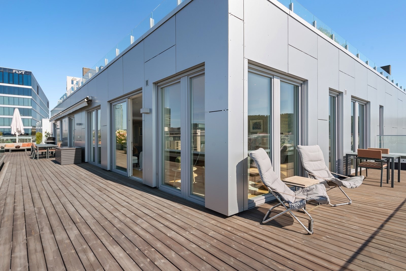 Den store terrassen omkranser boligen og gir en av de aller flotteste utsiktene som det er mulig å få i Oslo Galleribilde