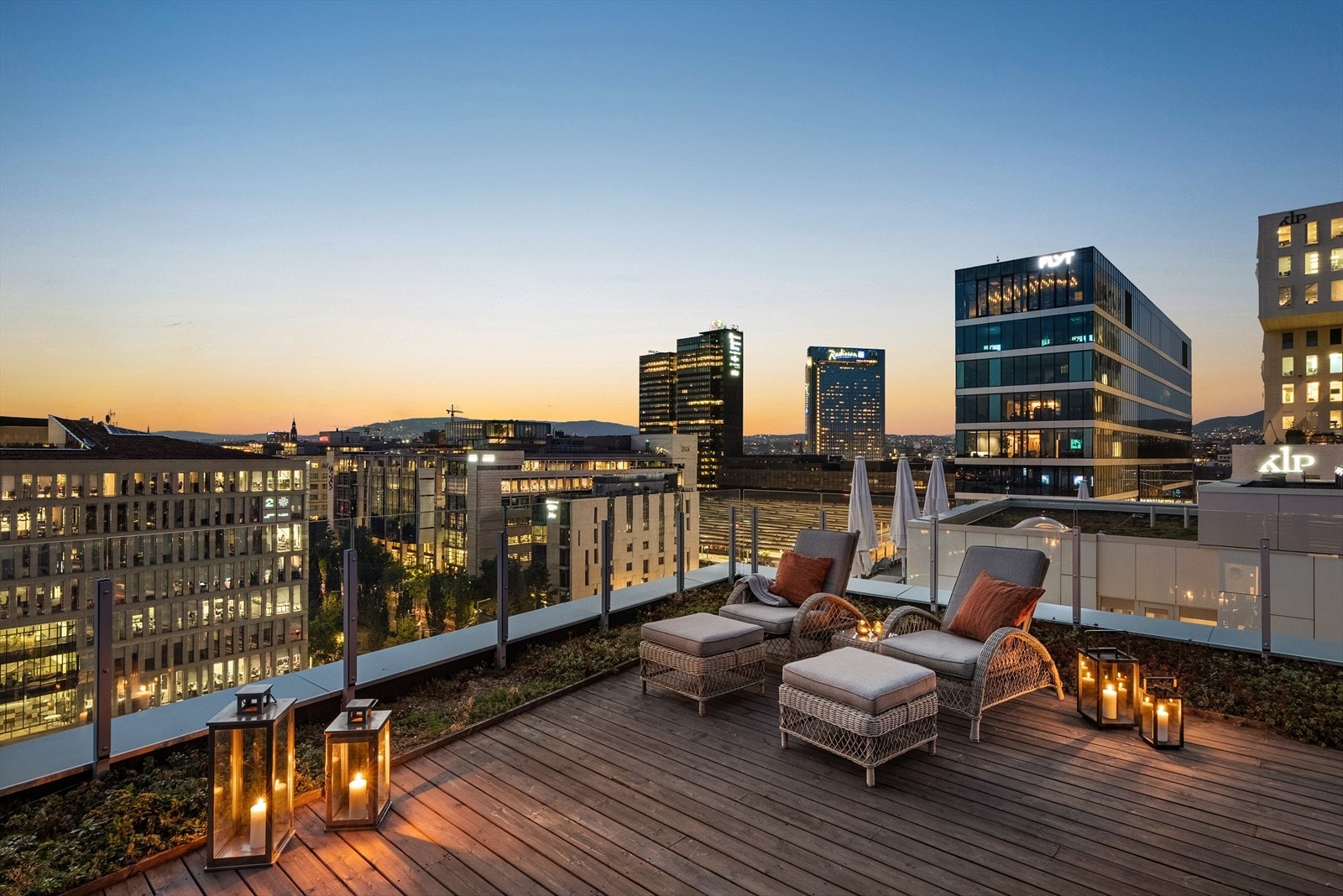 Når mørket faller på, skapes en intim og hyggelig stemning med levende lys og byens lys i det fjerne. Galleribilde