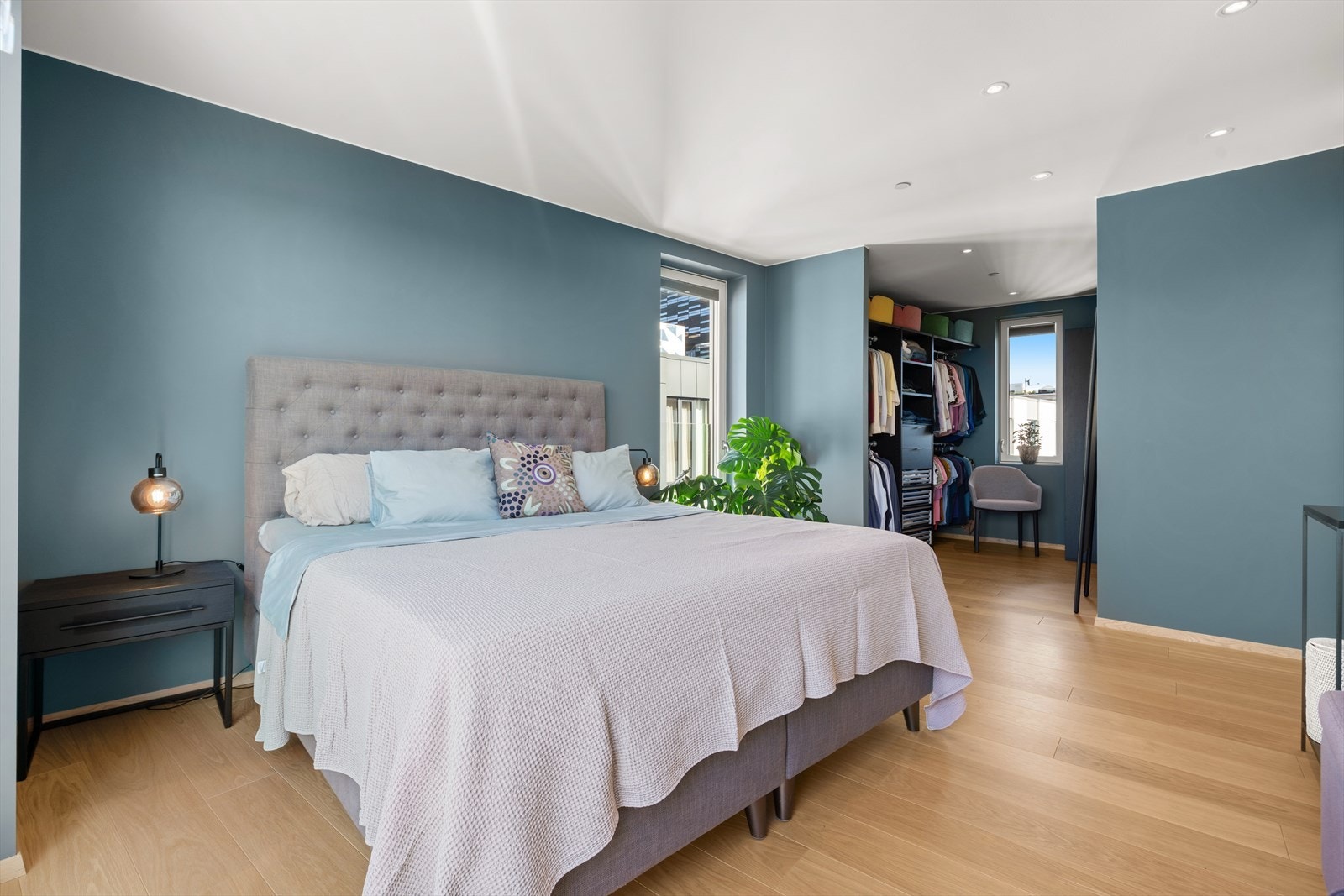 Her er det god plass til dobbeltseng og nattbord. Galleribilde