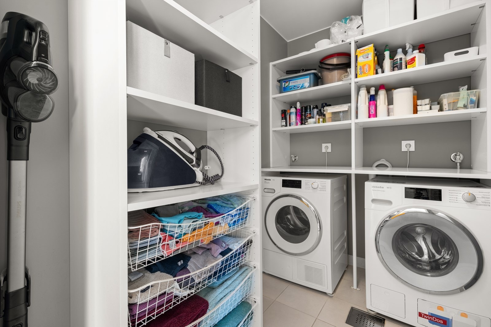 Praktisk vaskerom med vannbåren gulvvarme og opplegg for vaskemaskin og tørketrommel. Balansert ventilasjon holder rommet friskt og tørt. Galleribilde