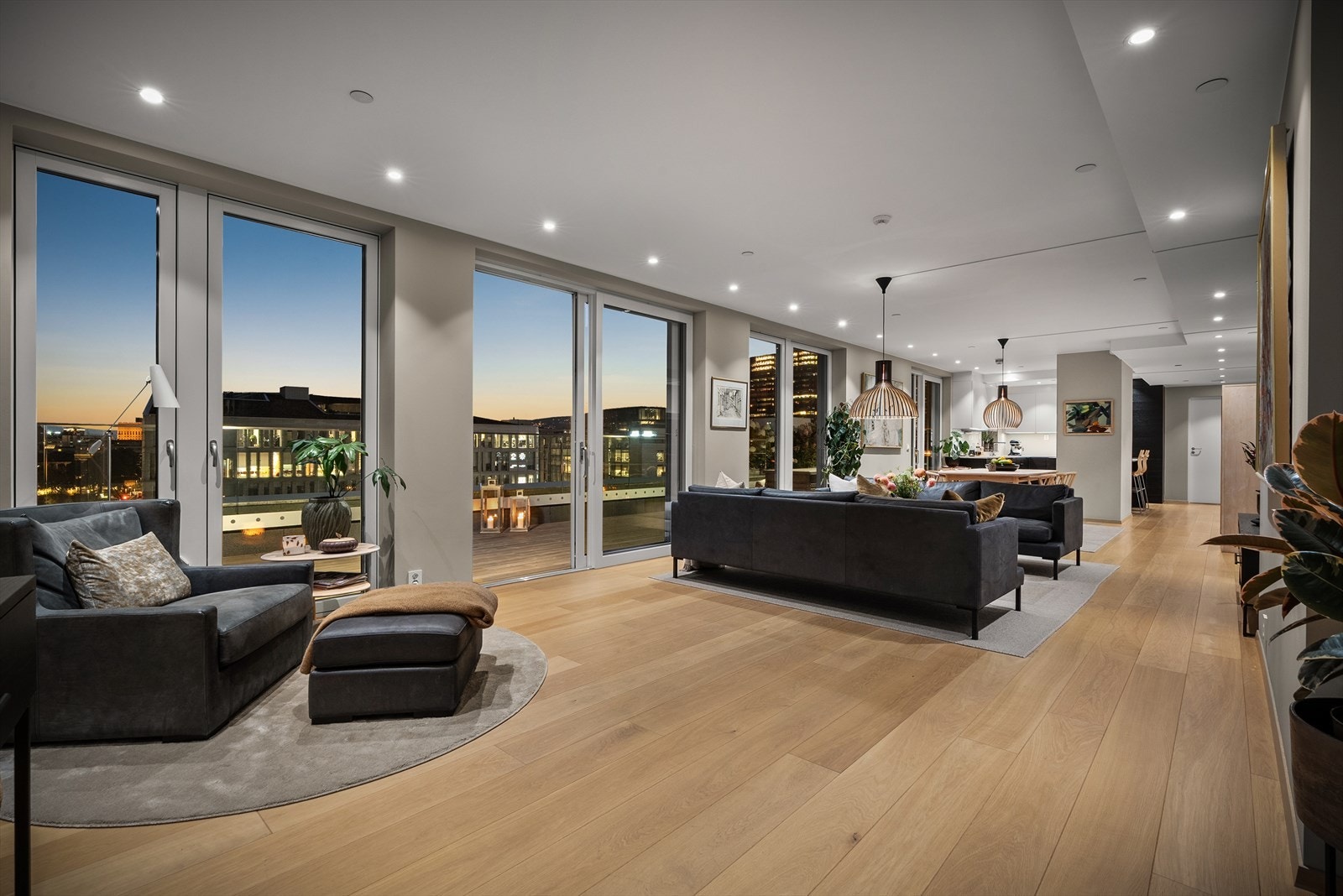 Her flyter rommene naturlig sammen og skaper en romslig og harmonisk atmosfære. Galleribilde