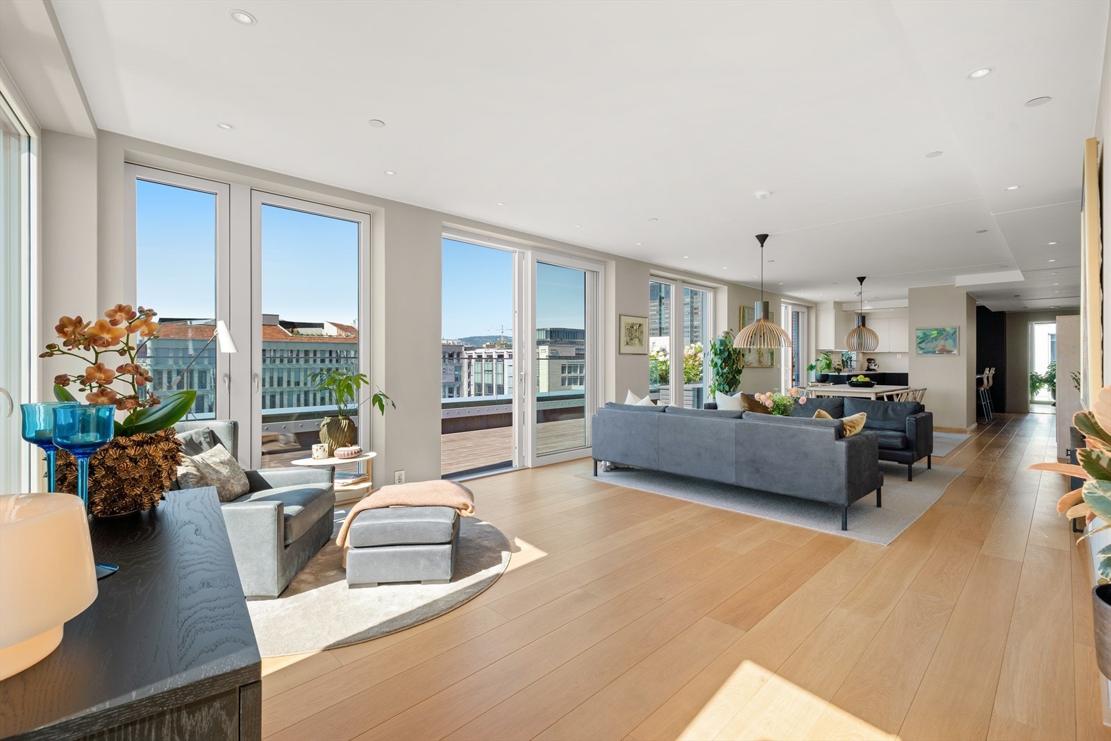 Boligen har en åpen og luftig planløsning som binder sammen stue, kjøkken og spisestue på en sømløs måte. Galleribilde